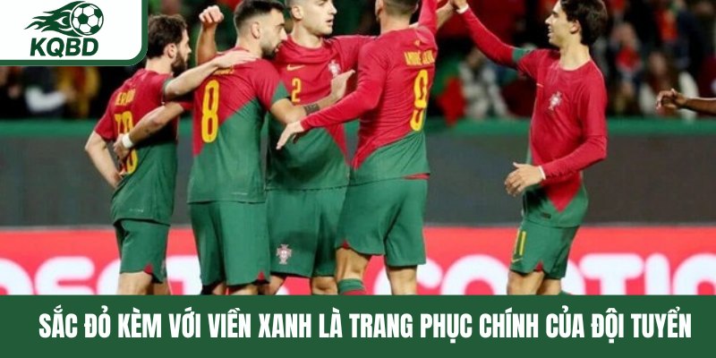 Sắc đỏ kèm với viền xanh là trang phục chính của đội tuyển 